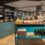 Innenaufnahme des "vom FASS"-Geschäfts in Baden-Baden mit stilvoller Produktpräsentation von Spirituosen, Ölen und Essigen in hochwertigem Ladenbau.