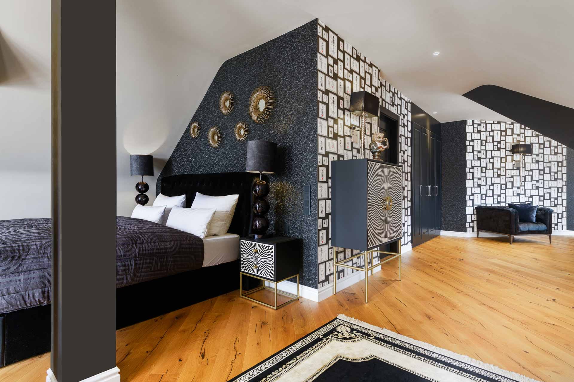 Lagerfeld Suite im Parkhotel Luise in Bad Herrenalb mit Designer-Tapeten, geometrischem Dekor und luxuriösem Interior-Design