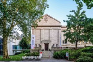 Historische Fassade der Staatlichen Kunsthalle Baden-Baden mit vorgelagertem Garten und Sitzgelegenheiten