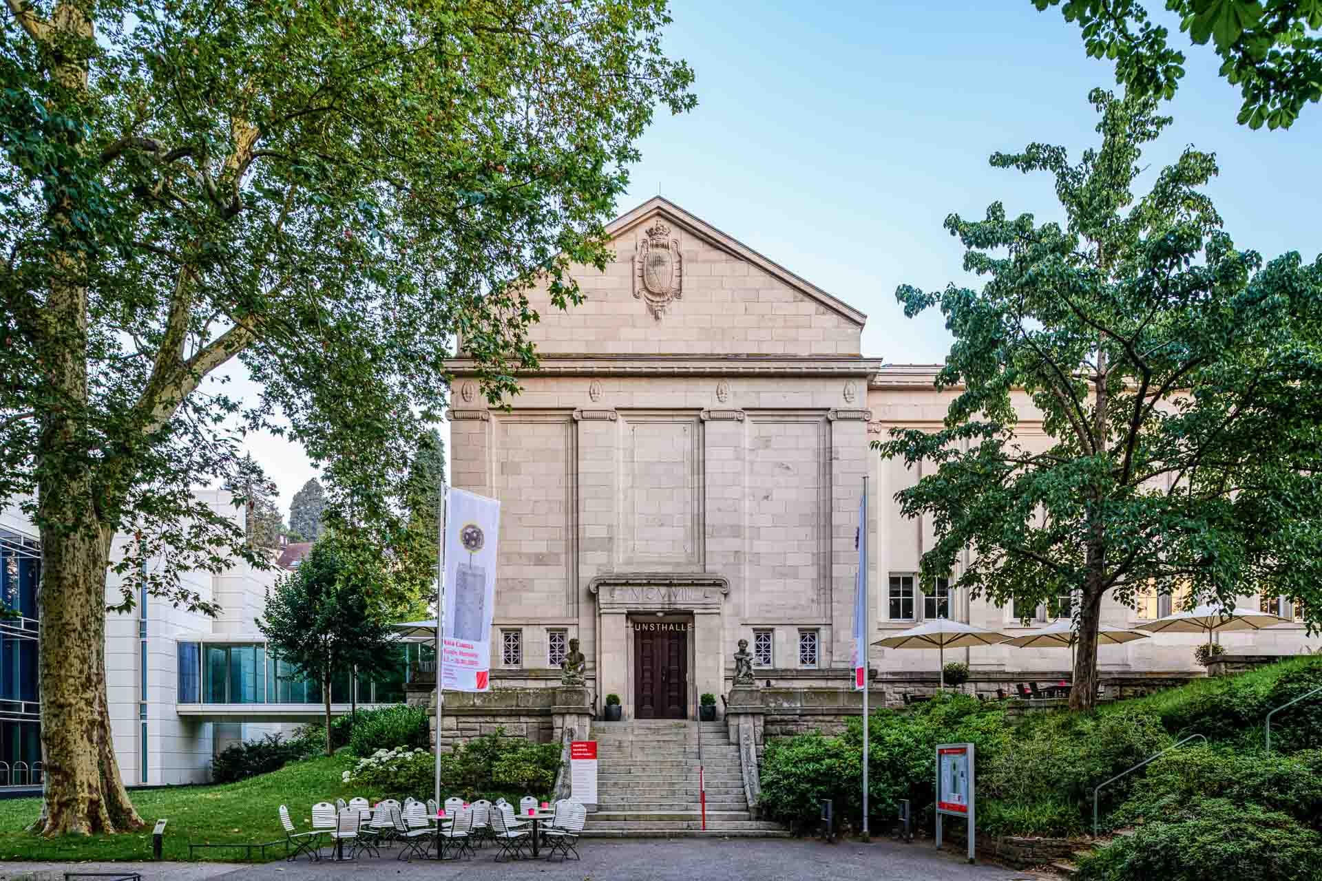 Historische Fassade der Staatlichen Kunsthalle Baden-Baden mit vorgelagertem Garten und Sitzgelegenheiten