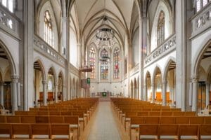 Innenraum der Stadtkirche Baden-Baden mit Blick auf Chor und Altar