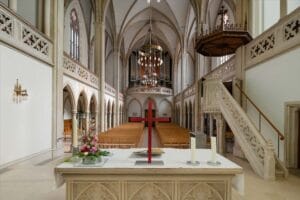 Innenansicht der Stadtkirche Baden-Baden mit Altar, Kanzel und Orgel