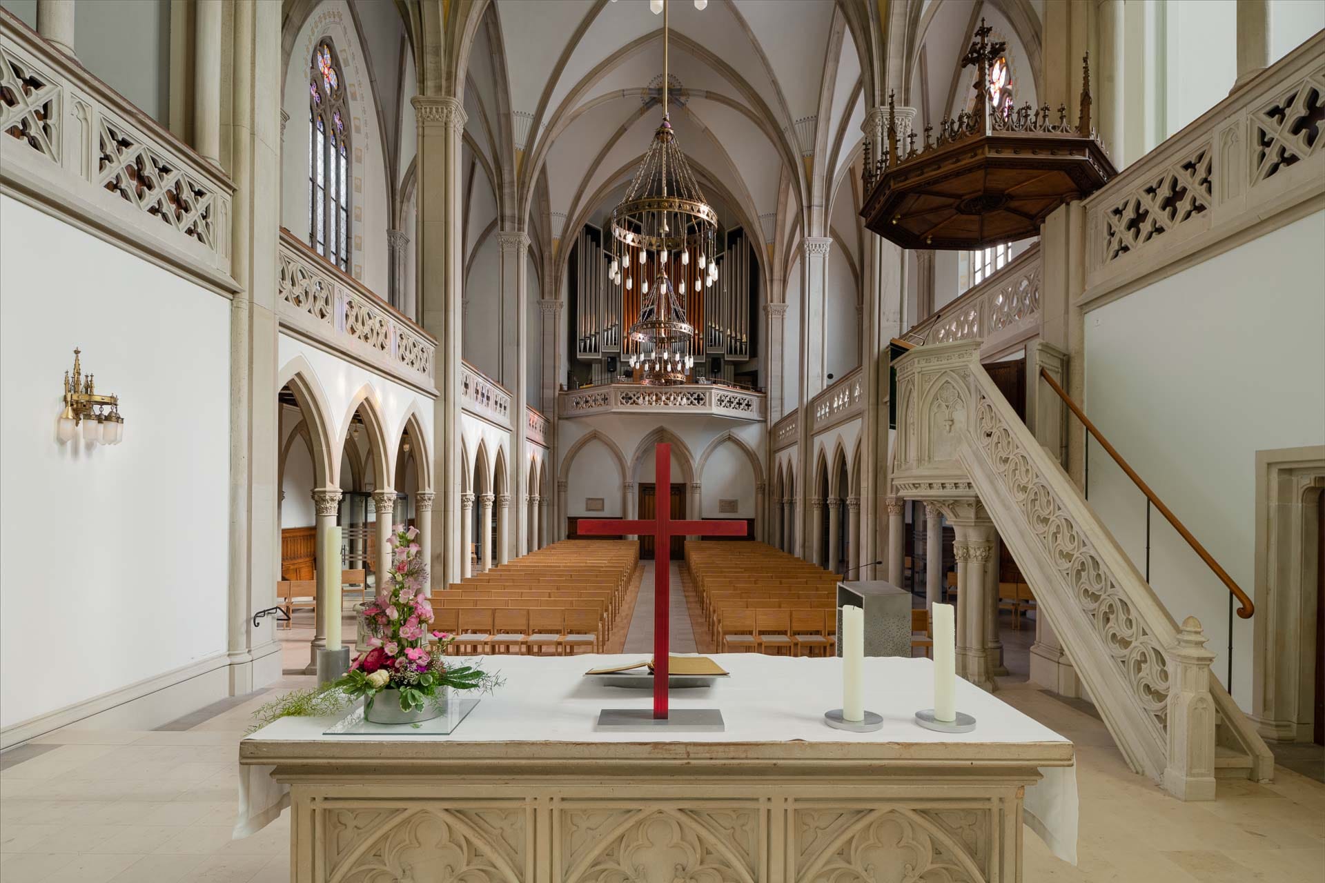 Innenansicht der Stadtkirche Baden-Baden mit Altar, Kanzel und Orgel