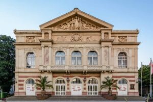 Historisches Theatergebäude in Baden-Baden mit klassizistischer Architektur und reich verzierter Fassade