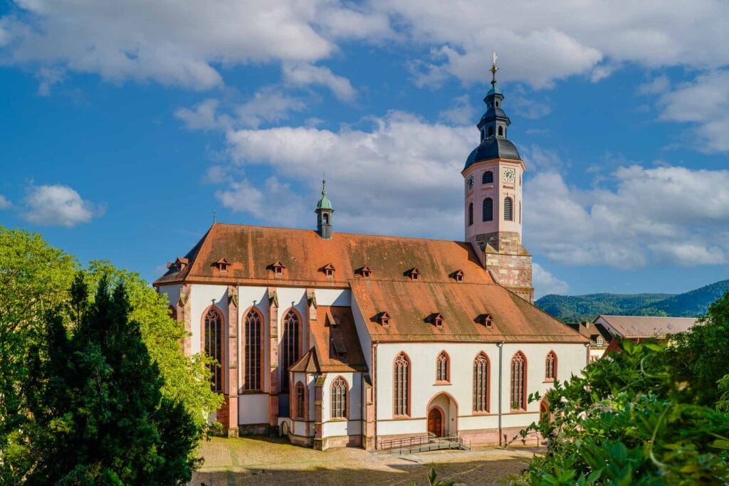 Außenansicht der Stiftskirche Liebfrauen in Baden-Baden bei Sonnenschein