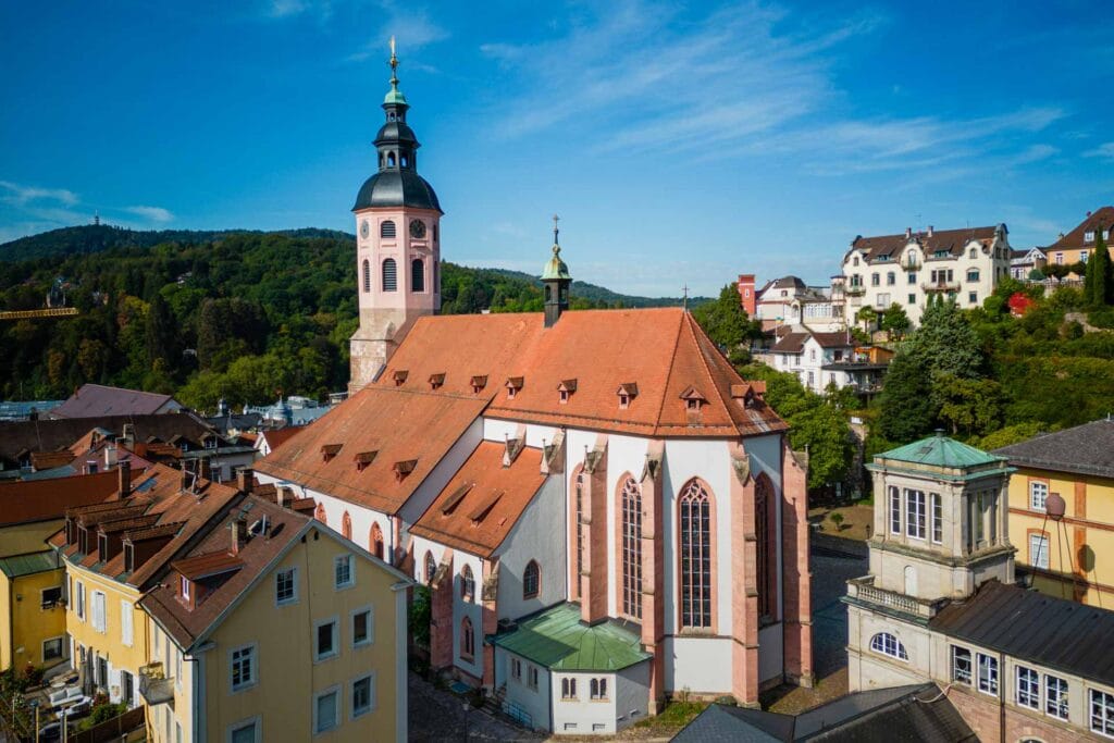 Luftaufnahme der Stiftskirche Baden-Baden bei Sonnenschein