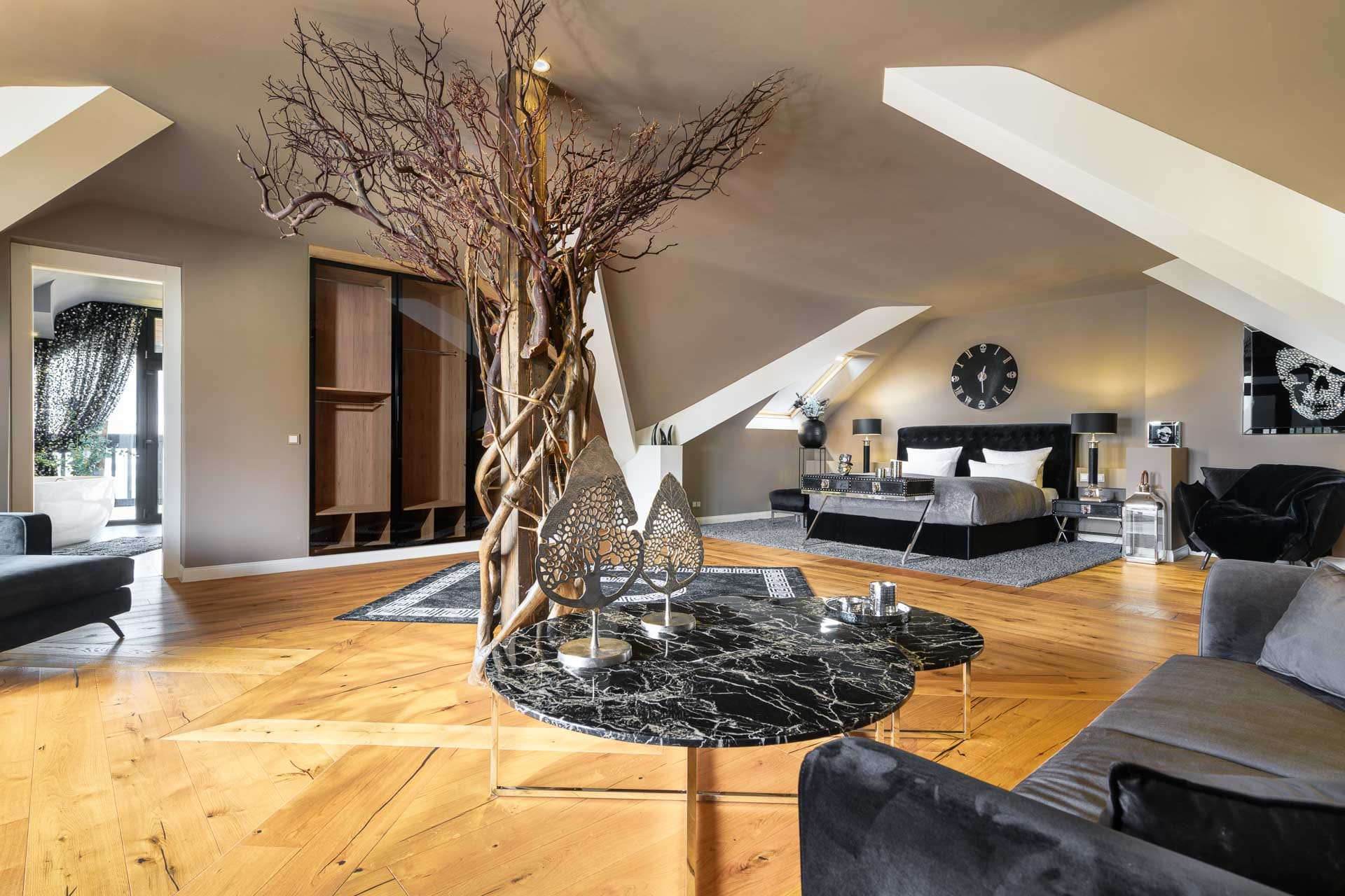 Luxuriöse Hotelsuite The Great Gatsby im Parkhotel Luise in Bad Herrenalb mit modernem Design und extravagantem Interieur