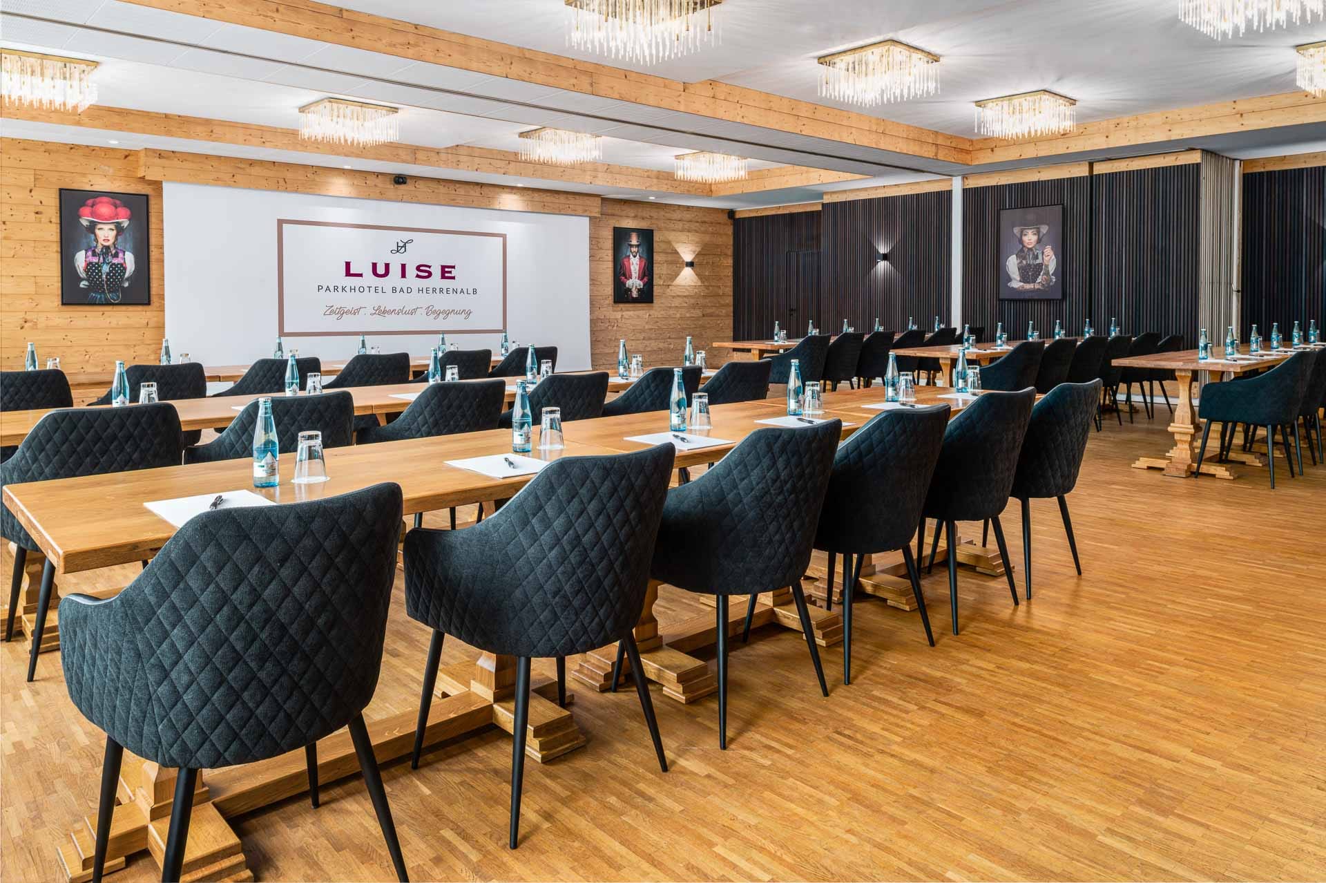 Tagungsraum Parkhotel Luise Schwarzwald: Großer Tagungsraum Bollenhut im Parkhotel Luise in Bad Herrenalb mit eleganter Bestuhlung und rustikalen Holzelementen