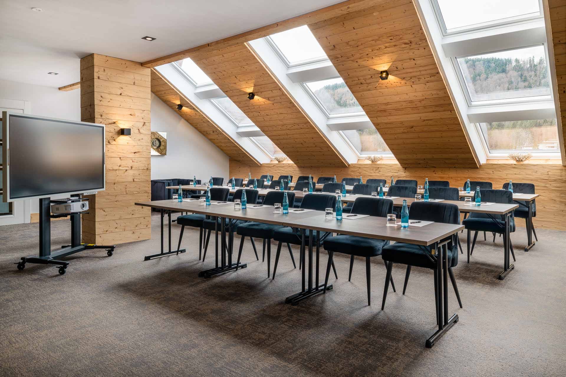 Großer Tagungsraum im Parkhotel Luise in Bad Herrenalb mit Dachfenstern, Holzverkleidung und moderner Technik